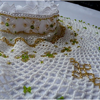 Perlenschmuck - ca. 17.000 aneinandergestickte Perlen bedecken das Dekolltee von Braut und Brautjungfer