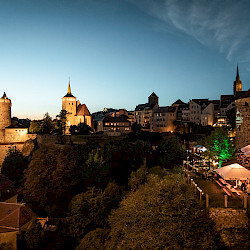 Sächsische Städteroute, Altstadt Bautzen in Abendstimmung, Bar vor dem sorbisches Nationalensemble